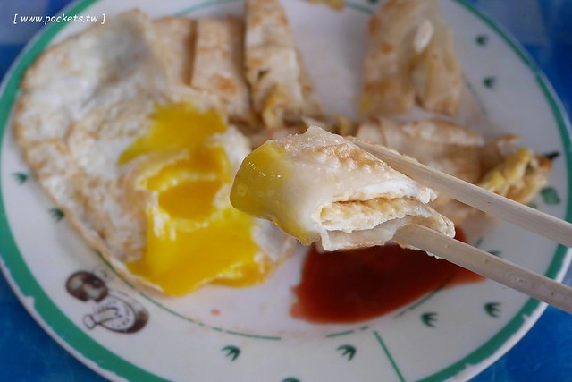台中北區｜澎湖早點．現桿現煎的蛋餅香酥脆口，蛋餅搭配餛飩湯特殊吃法 @飛天璇的口袋