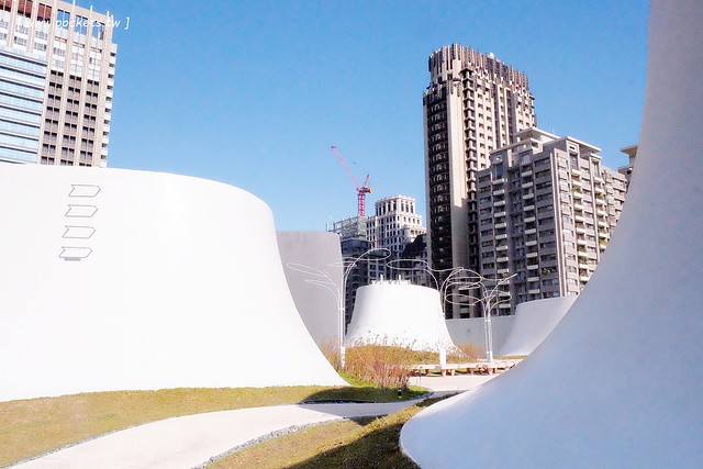 【台中西屯】台中國家歌劇院：伊東豊雄的現代建築，以自然為主題，結合劇院、商場、餐廳和空中花園 @飛天璇的口袋