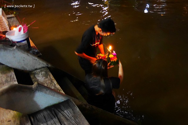 泰國安帕瓦｜泰國水燈節(Loy Krathong Festival)｜安帕瓦Amphawa水燈節，賞船賞螢火蟲，船上施放水燈活動 @飛天璇的口袋