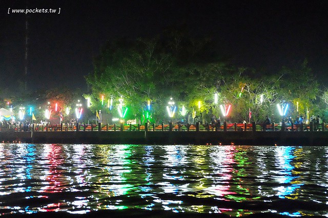 泰國安帕瓦｜泰國水燈節(Loy Krathong Festival)｜安帕瓦Amphawa水燈節，賞船賞螢火蟲，船上施放水燈活動 @飛天璇的口袋
