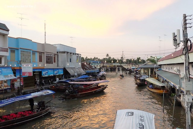 泰國安帕瓦｜泰國水燈節(Loy Krathong Festival)｜安帕瓦Amphawa水燈節，賞船賞螢火蟲，船上施放水燈活動 @飛天璇的口袋