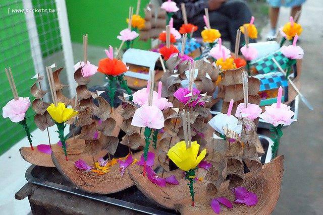 泰國安帕瓦｜泰國水燈節(Loy Krathong Festival)｜安帕瓦Amphawa水燈節，賞船賞螢火蟲，船上施放水燈活動 @飛天璇的口袋