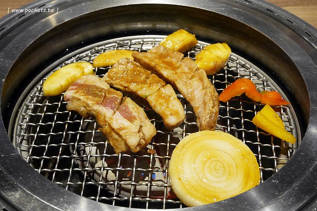 燒肉風間 Kazama┃台中公益路美食：期間限定哈利波特活動，華麗新年晚宴三人套餐足夠四人使用，打卡送密函享餐點優惠 @飛天璇的口袋