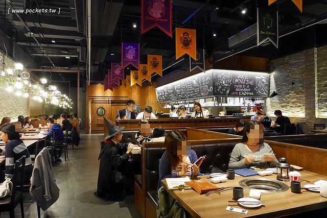 燒肉風間 Kazama┃台中公益路美食：期間限定哈利波特活動，華麗新年晚宴三人套餐足夠四人使用，打卡送密函享餐點優惠 @飛天璇的口袋