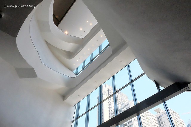 【台中西屯】台中國家歌劇院：伊東豊雄的現代建築，以自然為主題，結合劇院、商場、餐廳和空中花園 @飛天璇的口袋