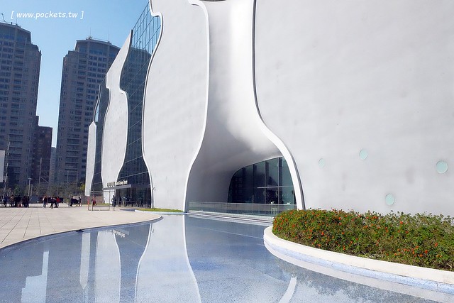 【台中西屯】台中國家歌劇院：伊東豊雄的現代建築，以自然為主題，結合劇院、商場、餐廳和空中花園 @飛天璇的口袋