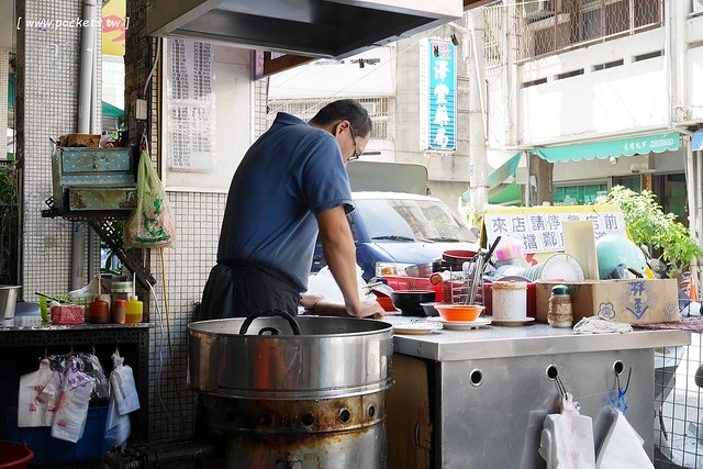 台中北區｜澎湖早點．現桿現煎的蛋餅香酥脆口，蛋餅搭配餛飩湯特殊吃法 @飛天璇的口袋