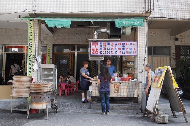 台中北區｜澎湖早點．現桿現煎的蛋餅香酥脆口，蛋餅搭配餛飩湯特殊吃法 @飛天璇的口袋
