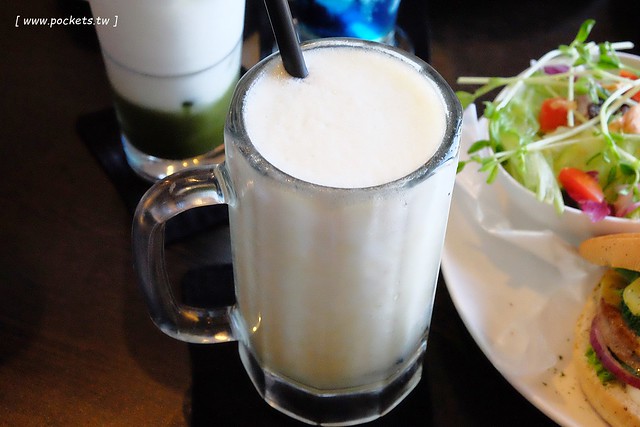 漢堡巴士 Burger Bus：充滿英國風情的早午餐店，鄰近東區旱溪夜市，一樓有不定期攝影展展出，還有許多可愛的小巴士模型 @飛天璇的口袋