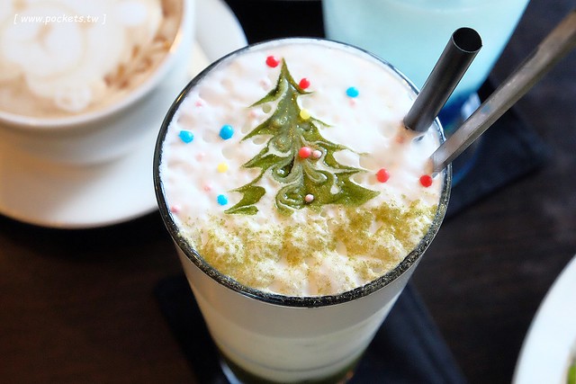 漢堡巴士 Burger Bus：充滿英國風情的早午餐店，鄰近東區旱溪夜市，一樓有不定期攝影展展出，還有許多可愛的小巴士模型 @飛天璇的口袋