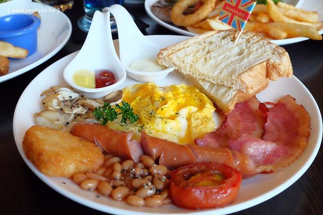 漢堡巴士 Burger Bus：充滿英國風情的早午餐店，鄰近東區旱溪夜市，一樓有不定期攝影展展出，還有許多可愛的小巴士模型 @飛天璇的口袋