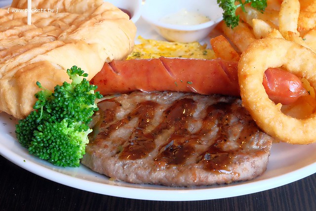 漢堡巴士 Burger Bus：充滿英國風情的早午餐店，鄰近東區旱溪夜市，一樓有不定期攝影展展出，還有許多可愛的小巴士模型 @飛天璇的口袋