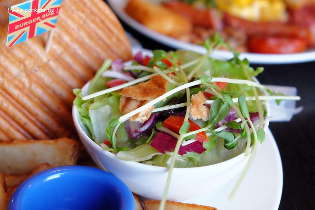 漢堡巴士 Burger Bus：充滿英國風情的早午餐店，鄰近東區旱溪夜市，一樓有不定期攝影展展出，還有許多可愛的小巴士模型 @飛天璇的口袋