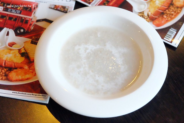 漢堡巴士 Burger Bus：充滿英國風情的早午餐店，鄰近東區旱溪夜市，一樓有不定期攝影展展出，還有許多可愛的小巴士模型 @飛天璇的口袋