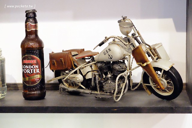 漢堡巴士 Burger Bus：充滿英國風情的早午餐店，鄰近東區旱溪夜市，一樓有不定期攝影展展出，還有許多可愛的小巴士模型 @飛天璇的口袋