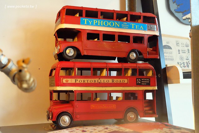 漢堡巴士 Burger Bus：充滿英國風情的早午餐店，鄰近東區旱溪夜市，一樓有不定期攝影展展出，還有許多可愛的小巴士模型 @飛天璇的口袋