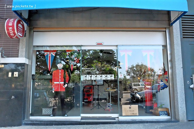 漢堡巴士 Burger Bus：充滿英國風情的早午餐店，鄰近東區旱溪夜市，一樓有不定期攝影展展出，還有許多可愛的小巴士模型 @飛天璇的口袋