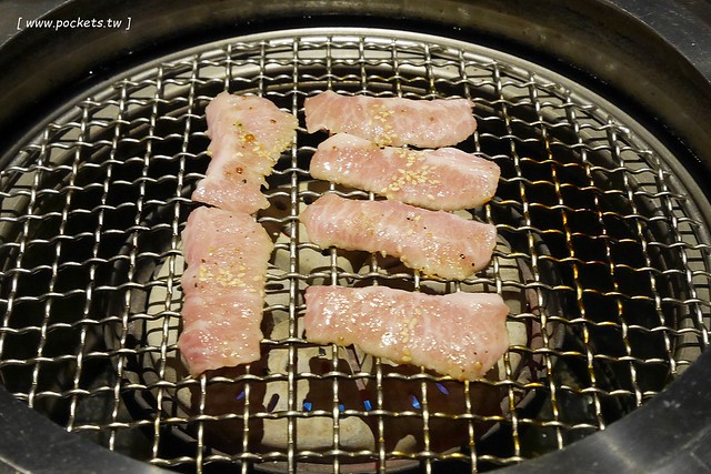 燒肉風間 Kazama┃台中公益路美食：期間限定哈利波特活動，華麗新年晚宴三人套餐足夠四人使用，打卡送密函享餐點優惠 @飛天璇的口袋