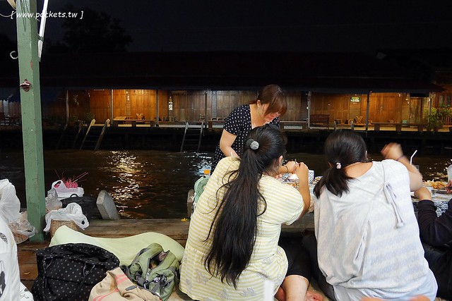 泰國安帕瓦｜Baanrak Amphawa 安帕瓦愛之家旅館｜泰國傳統水上屋，鄰近安帕瓦水上市場，可以參加晚上賞螢清晨供僧活動 @飛天璇的口袋