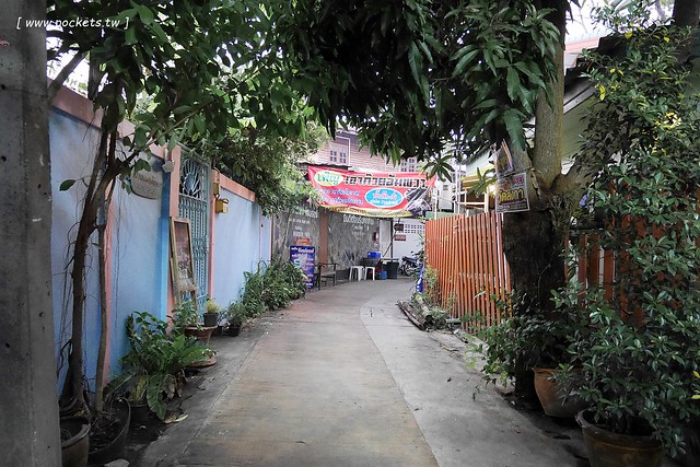 泰國安帕瓦｜Baanrak Amphawa 安帕瓦愛之家旅館｜泰國傳統水上屋，鄰近安帕瓦水上市場，可以參加晚上賞螢清晨供僧活動 @飛天璇的口袋