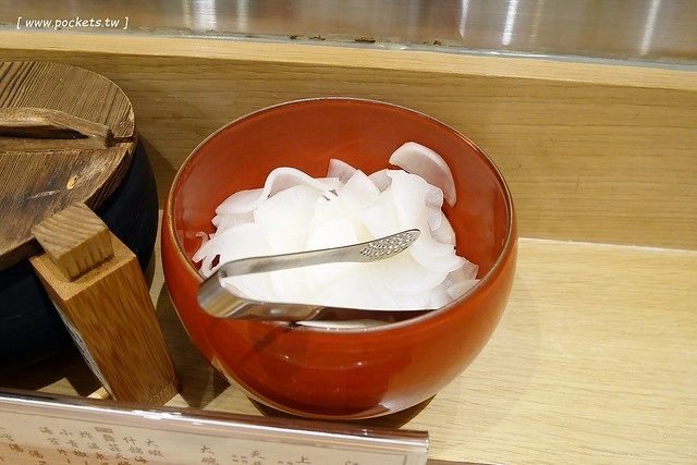 金子半之助｜號稱日本第一天丼，台北車站二樓美食，料多到滿個爆出來了，好吃但是吃完會小膩 @飛天璇的口袋