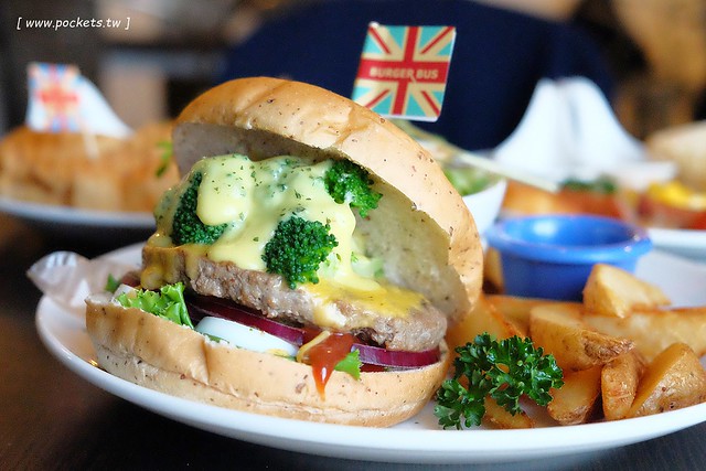 漢堡巴士 Burger Bus：充滿英國風情的早午餐店，鄰近東區旱溪夜市，一樓有不定期攝影展展出，還有許多可愛的小巴士模型 @飛天璇的口袋