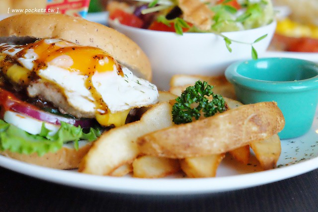 漢堡巴士 Burger Bus：充滿英國風情的早午餐店，鄰近東區旱溪夜市，一樓有不定期攝影展展出，還有許多可愛的小巴士模型 @飛天璇的口袋