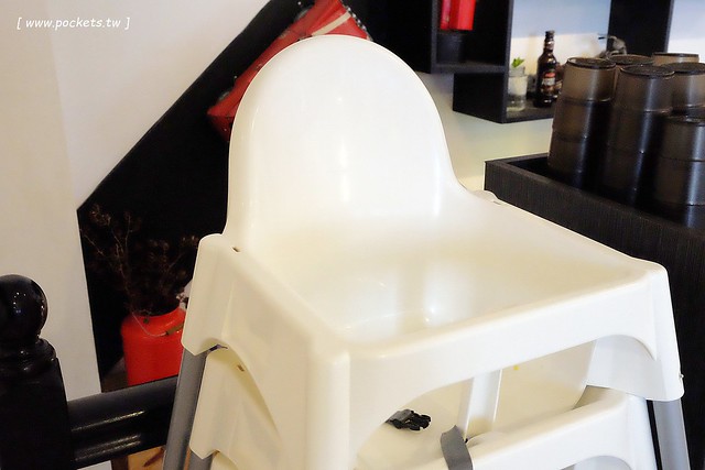 漢堡巴士 Burger Bus：充滿英國風情的早午餐店，鄰近東區旱溪夜市，一樓有不定期攝影展展出，還有許多可愛的小巴士模型 @飛天璇的口袋