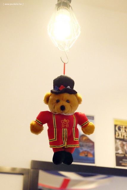 漢堡巴士 Burger Bus：充滿英國風情的早午餐店，鄰近東區旱溪夜市，一樓有不定期攝影展展出，還有許多可愛的小巴士模型 @飛天璇的口袋