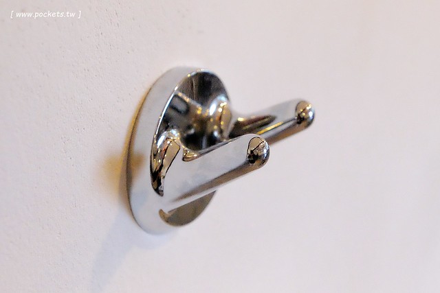 漢堡巴士 Burger Bus：充滿英國風情的早午餐店，鄰近東區旱溪夜市，一樓有不定期攝影展展出，還有許多可愛的小巴士模型 @飛天璇的口袋