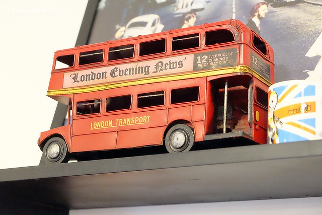 漢堡巴士 Burger Bus：充滿英國風情的早午餐店，鄰近東區旱溪夜市，一樓有不定期攝影展展出，還有許多可愛的小巴士模型 @飛天璇的口袋