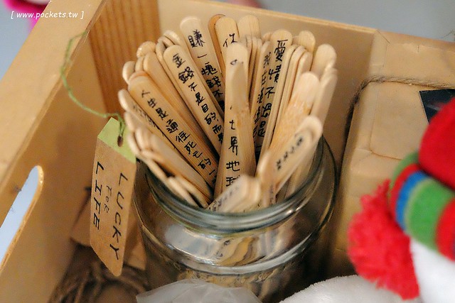 漢堡巴士 Burger Bus：充滿英國風情的早午餐店，鄰近東區旱溪夜市，一樓有不定期攝影展展出，還有許多可愛的小巴士模型 @飛天璇的口袋