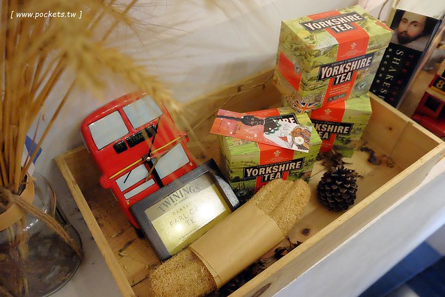 漢堡巴士 Burger Bus：充滿英國風情的早午餐店，鄰近東區旱溪夜市，一樓有不定期攝影展展出，還有許多可愛的小巴士模型 @飛天璇的口袋