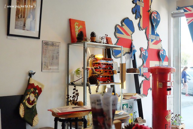 漢堡巴士 Burger Bus：充滿英國風情的早午餐店，鄰近東區旱溪夜市，一樓有不定期攝影展展出，還有許多可愛的小巴士模型 @飛天璇的口袋