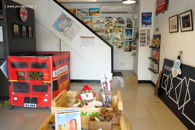 漢堡巴士 Burger Bus：充滿英國風情的早午餐店，鄰近東區旱溪夜市，一樓有不定期攝影展展出，還有許多可愛的小巴士模型 @飛天璇的口袋