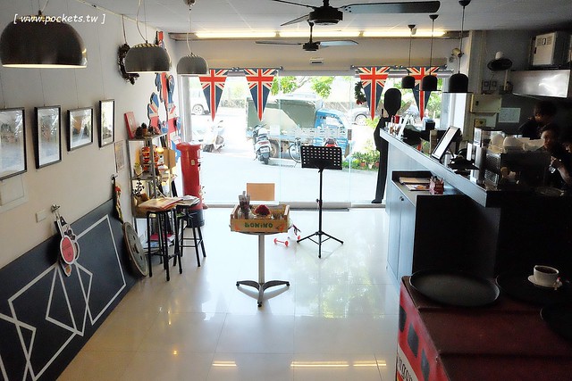 漢堡巴士 Burger Bus：充滿英國風情的早午餐店，鄰近東區旱溪夜市，一樓有不定期攝影展展出，還有許多可愛的小巴士模型 @飛天璇的口袋