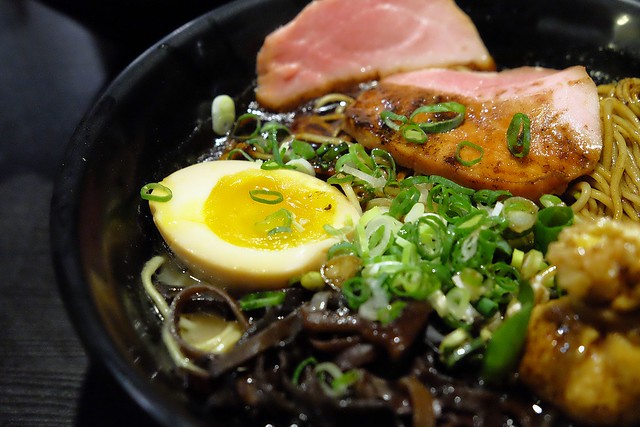 拉麵小店 らー麺 華美┃台中西區美食：向上市場附近好吃拉麵店，備貨有限賣完就收，在台灣也可以品嚐濃濃日本味 @飛天璇的口袋