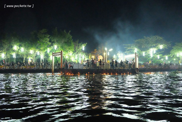 泰國安帕瓦｜泰國水燈節(Loy Krathong Festival)｜安帕瓦Amphawa水燈節，賞船賞螢火蟲，船上施放水燈活動 @飛天璇的口袋