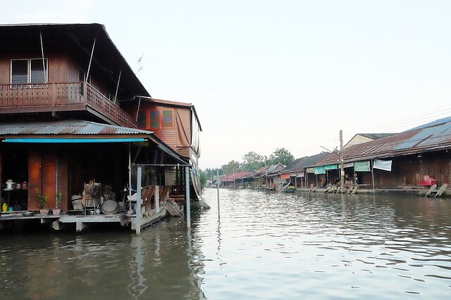 泰國安帕瓦｜泰國水燈節(Loy Krathong Festival)｜安帕瓦Amphawa水燈節，賞船賞螢火蟲，船上施放水燈活動 @飛天璇的口袋