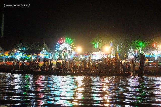 泰國安帕瓦｜泰國水燈節(Loy Krathong Festival)｜安帕瓦Amphawa水燈節，賞船賞螢火蟲，船上施放水燈活動 @飛天璇的口袋