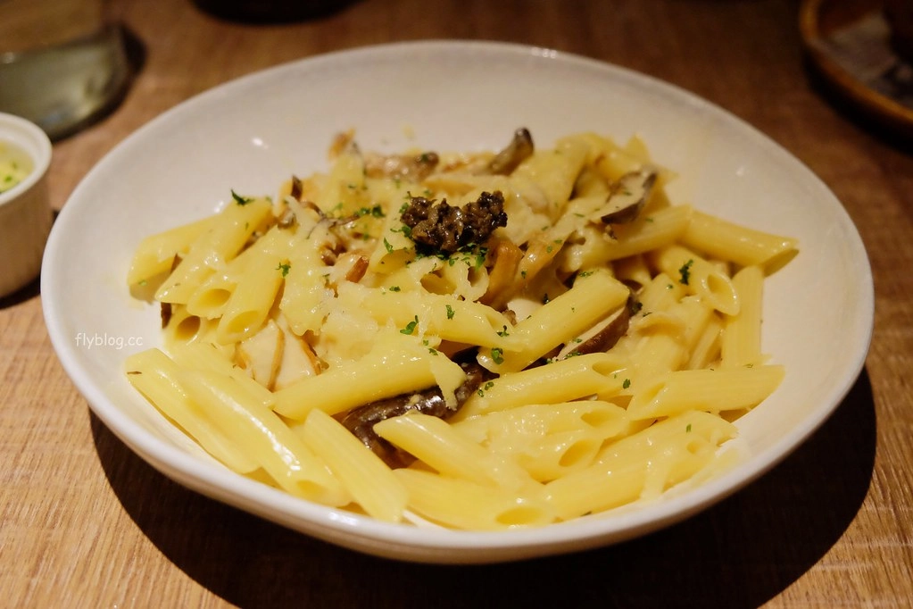 台北信義｜請請義大利麵逸仙店，餐點好吃份量又多，披薩甜點也很好吃，台北義式餐廳推薦 @飛天璇的口袋