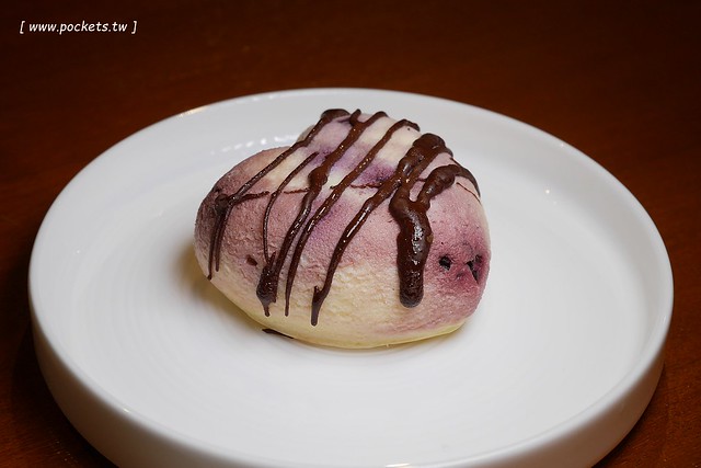 厝咖 True Colors┃台中西屯美食：隱身巷弄間的個人手作甜點工坊，可以品嚐世面世見的甜點種類，還有個人推薦冰滴咖啡和香水檸檬氣泡 @飛天璇的口袋