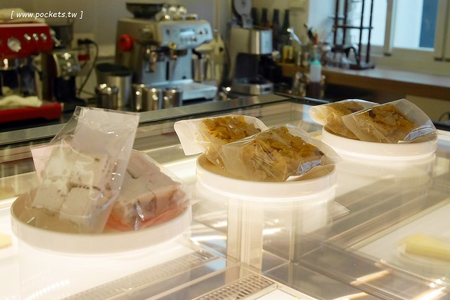厝咖 True Colors┃台中西屯美食：隱身巷弄間的個人手作甜點工坊，可以品嚐世面世見的甜點種類，還有個人推薦冰滴咖啡和香水檸檬氣泡 @飛天璇的口袋
