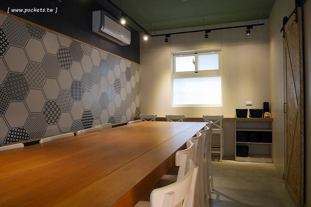 厝咖 True Colors┃台中西屯美食：隱身巷弄間的個人手作甜點工坊，可以品嚐世面世見的甜點種類，還有個人推薦冰滴咖啡和香水檸檬氣泡 @飛天璇的口袋