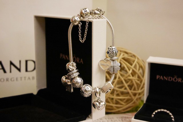 潘朵拉手鍊．Pandora｜潘朵拉開箱文！很多女生夢寐以求的手鍊，串造一個屬於自已的故事，祝我生日快樂，迎接更燦爛的一年 @飛天璇的口袋