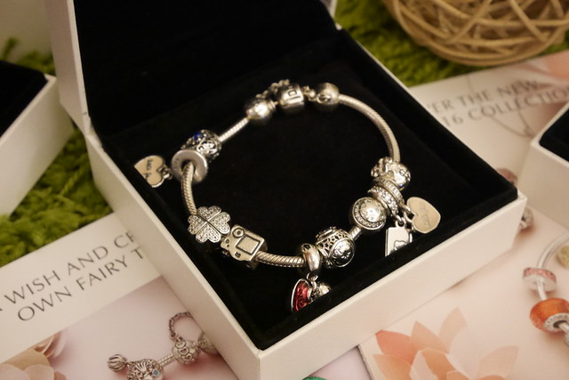 潘朵拉手鍊．Pandora｜潘朵拉開箱文！很多女生夢寐以求的手鍊，串造一個屬於自已的故事，祝我生日快樂，迎接更燦爛的一年 @飛天璇的口袋