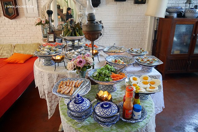 泰國安帕瓦｜Baanrak Amphawa 安帕瓦愛之家旅館｜泰國傳統水上屋，鄰近安帕瓦水上市場，可以參加晚上賞螢清晨供僧活動 @飛天璇的口袋