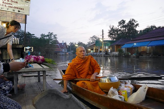 泰國安帕瓦｜Baanrak Amphawa 安帕瓦愛之家旅館｜泰國傳統水上屋，鄰近安帕瓦水上市場，可以參加晚上賞螢清晨供僧活動 @飛天璇的口袋