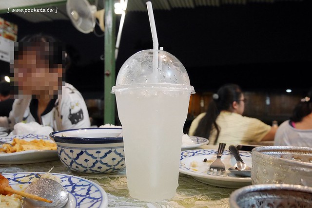 泰國安帕瓦｜Baanrak Amphawa 安帕瓦愛之家旅館｜泰國傳統水上屋，鄰近安帕瓦水上市場，可以參加晚上賞螢清晨供僧活動 @飛天璇的口袋