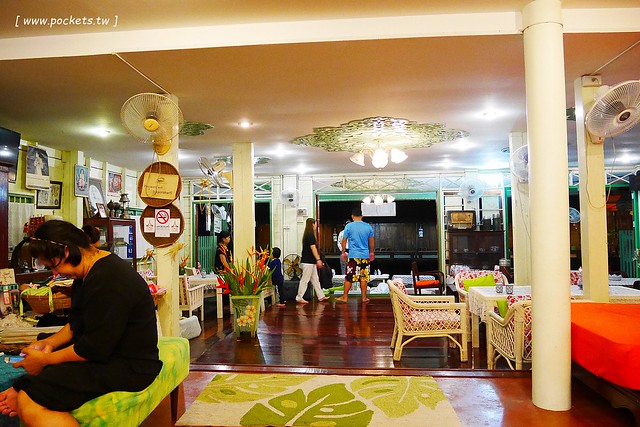 泰國安帕瓦｜Baanrak Amphawa 安帕瓦愛之家旅館｜泰國傳統水上屋，鄰近安帕瓦水上市場，可以參加晚上賞螢清晨供僧活動 @飛天璇的口袋